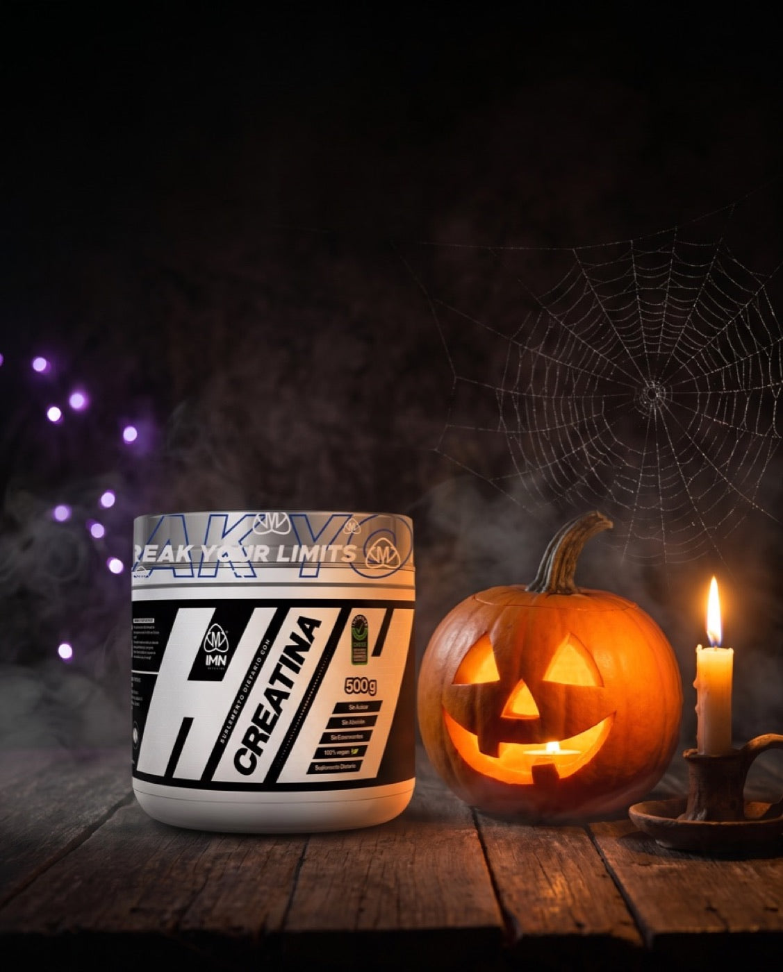 Creatina IMN 500 g junto a una calabaza encendida y una vela