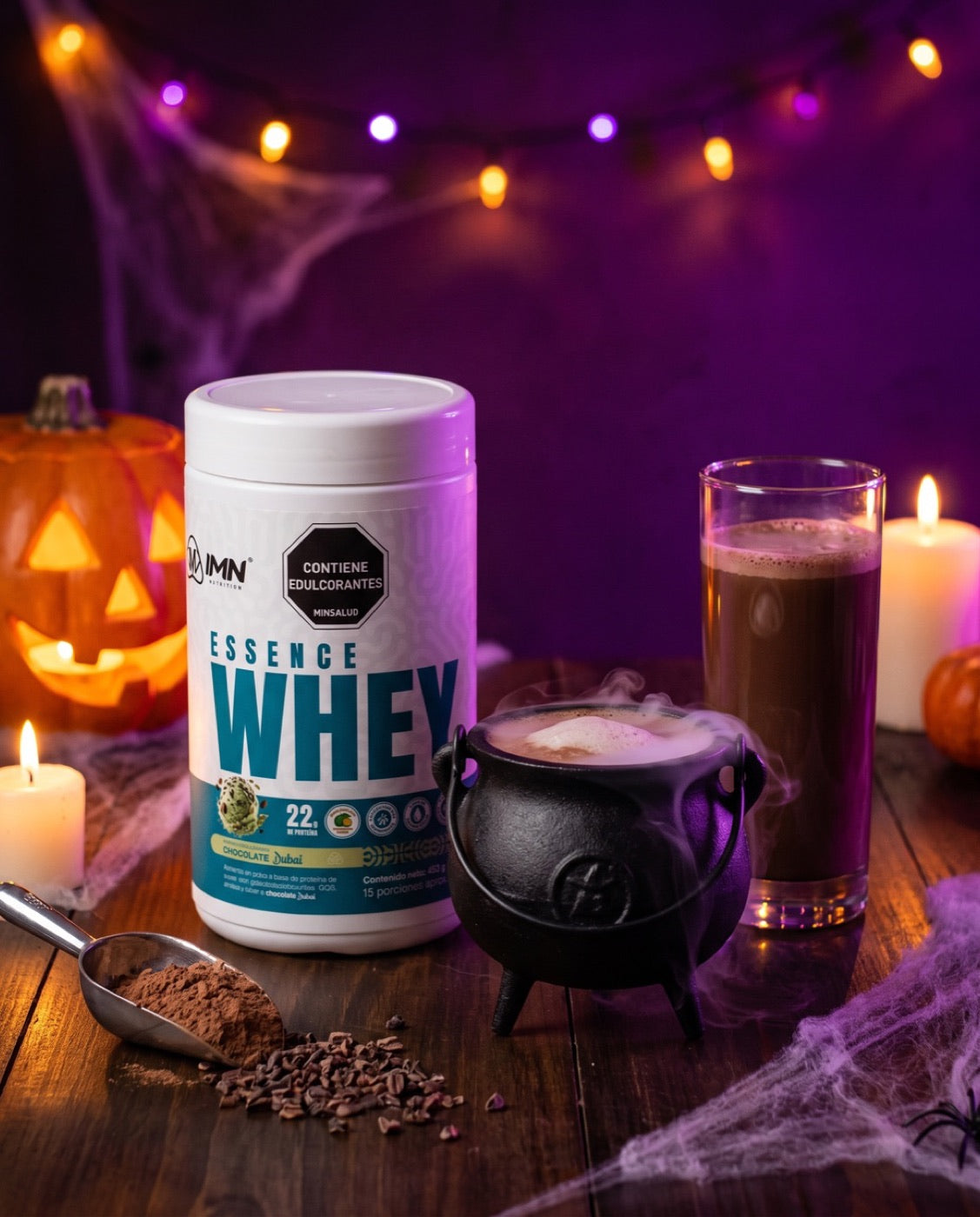 Essence Whey Chocolate Dubái junto a un caldero con batido de chocolate