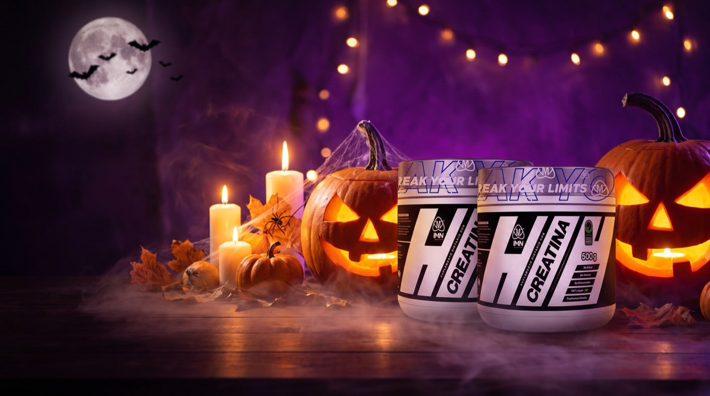 Dos tarros de creatina IMN entre calabazas y velas